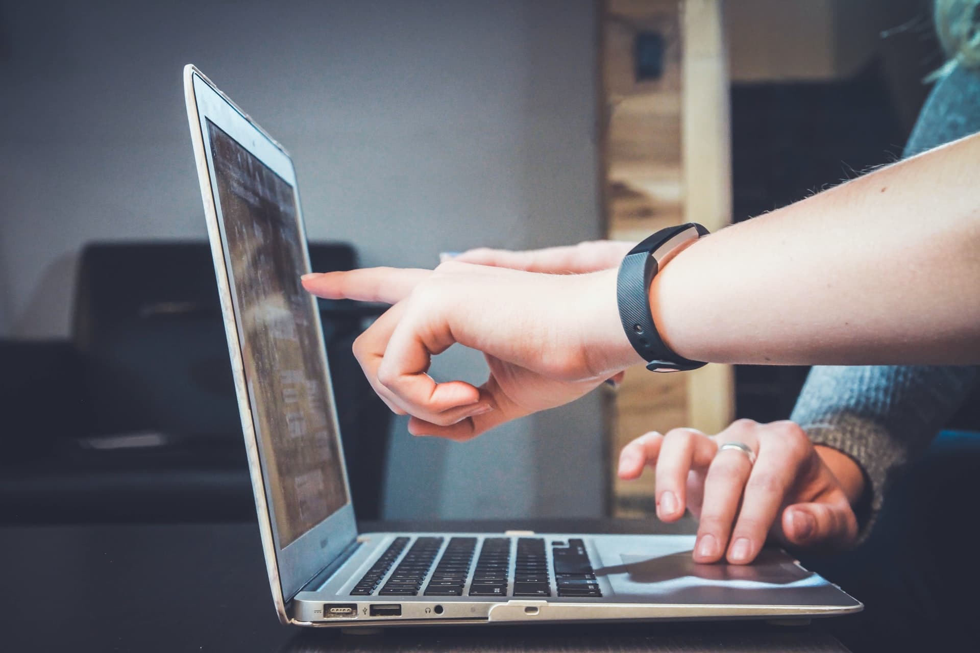 online will pointing at a laptop screen to show how you can fill out a will online